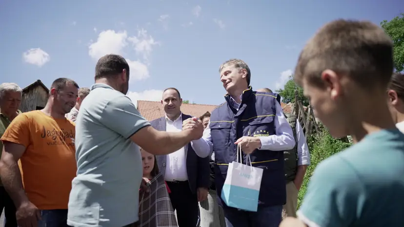 Ovo je danas najveseliji zaseok u Srbiji: Do Gerzića konačno stigao asfalt - veliki broj dece sada će lakše do škole, a proizvodi sa imanja brže do kupaca (FOTO)(VIDEO)
