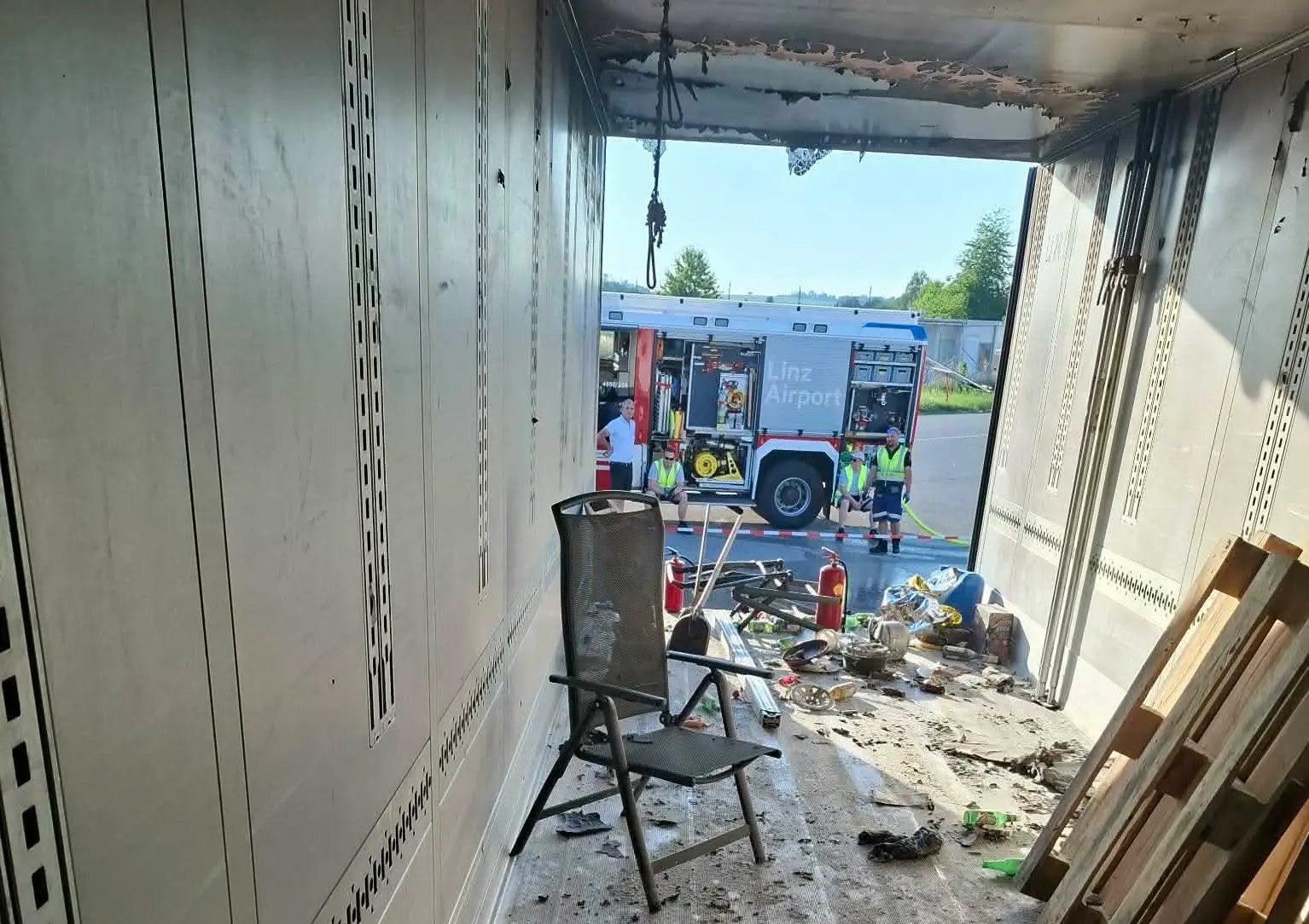Ovo su slike sa mesta stravične eksplozije plinske boce u Lincu: Među povređenima četiri vozača iz Čačka, oštećen i kamion (FOTO)