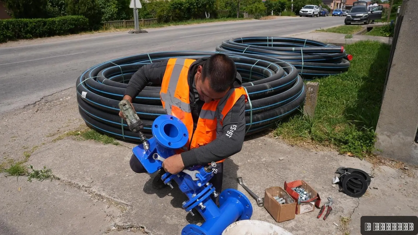 Kupovali smo flaširanu vodu i pili, cevi pucale svaki čas: Posle 50 godina rekonstruiše se mreža u Žabarima - gradi se preko 250 novih priključaka (FOTO)(VIDEO)