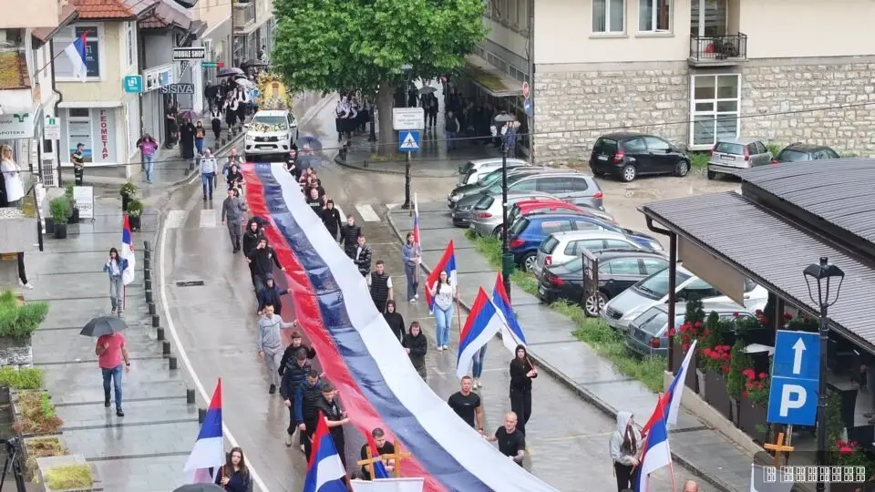 Dugačka trobojka i stotine vernika: Prijepolje svečano obeležilo hramovnu slavu i Svetog Vasilija Ostroškog - prelepe slike (FOTO)