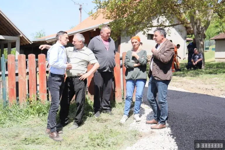 Meštani Lunovog sela se okupili i ne veruju: Uoči Đurđevdana završen im novi asfaltni put pa kažu - nama svaki metar vredi kao suvo zlato