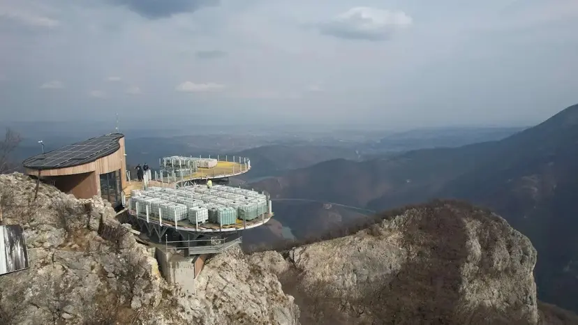 Jači i čvršći od svega i svih: Spektakularni vidikovac na Kablaru dobio upotrebnu dozvolu - potpuno bezbedan i spreman za prve posetioce (FOTO)(VIDEO))