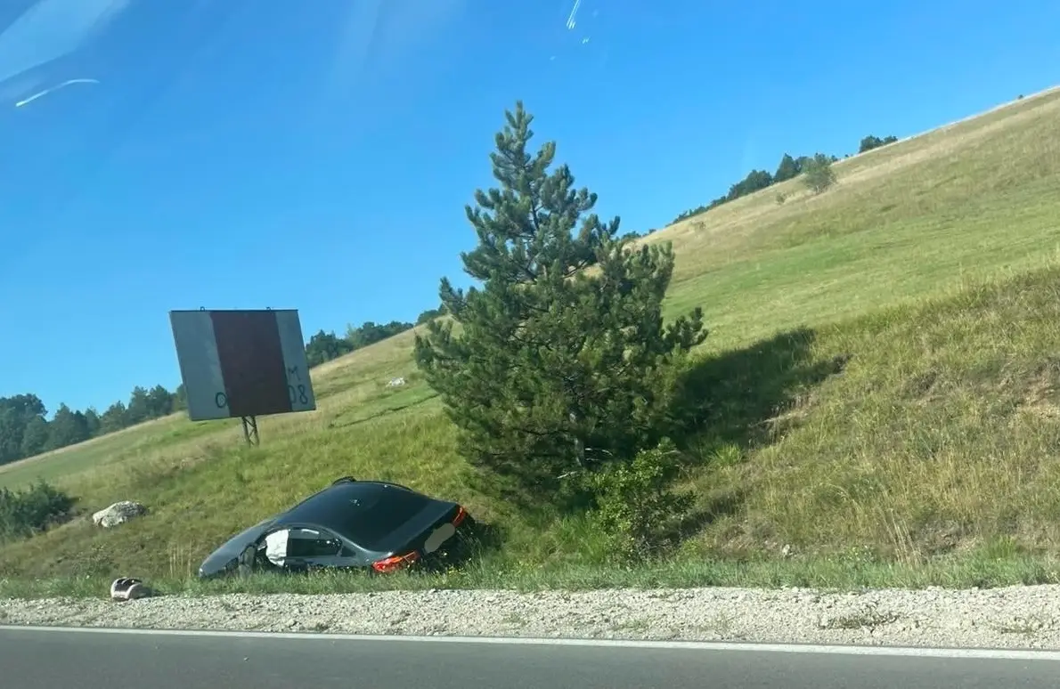Bmw sleteo u kanal kod Užica: Moguće da je u pitanju "presretač" - ovo je slika sa lica mesta (FOTO)
