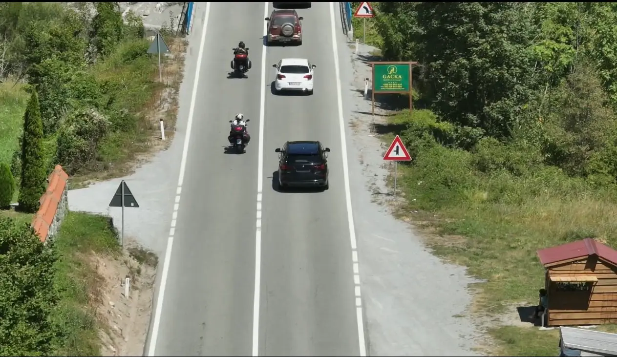DRON SNIMAO BAHATE VOZAČE U MOJKOVCU: Kažnjeno 15 zbog opasnog preticanja, Srbin odbio test na drogu (FOTO)(VIDEO)