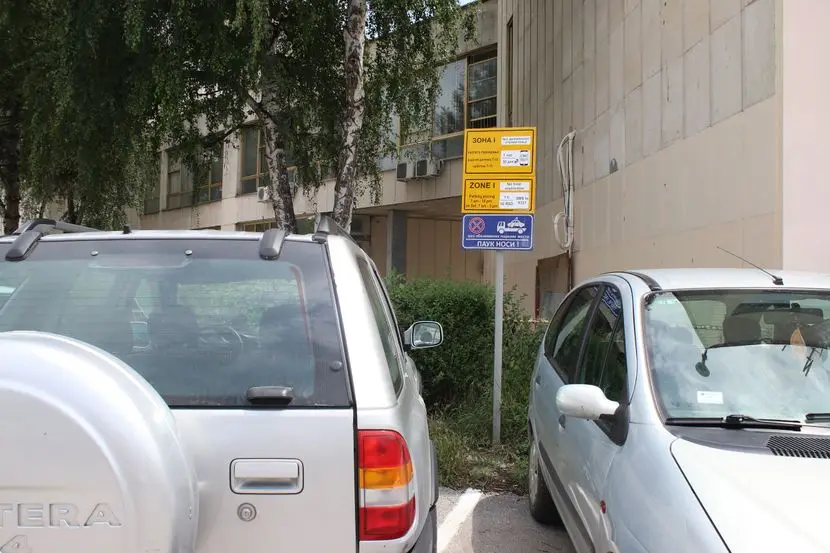 Šok za bahate vozače u Kragujevcu: Kazne za nepropisno parkiranje drastično skočile - minimalna 25.000 dinara, a ako dođe pauk plaćate čak 40.000