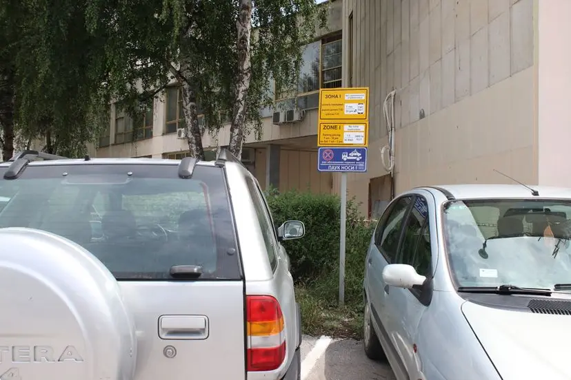 Šok za bahate vozače u Kragujevcu: Kazne za nepropisno parkiranje drastično skočile - minimalna 25.000 dinara, a ako dođe pauk plaćate čak 40.000