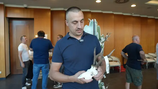 Dušan Vasović iz Takova sa trofejem srneće divljači ocenjenim sa 133,13 poena - Foto: Jovan Nikolić/RINA