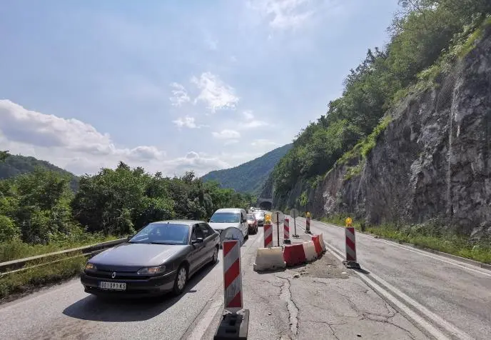 Potpuna obustava saobraćaja na putu Sedlari – Debelo brdo – Rogačica