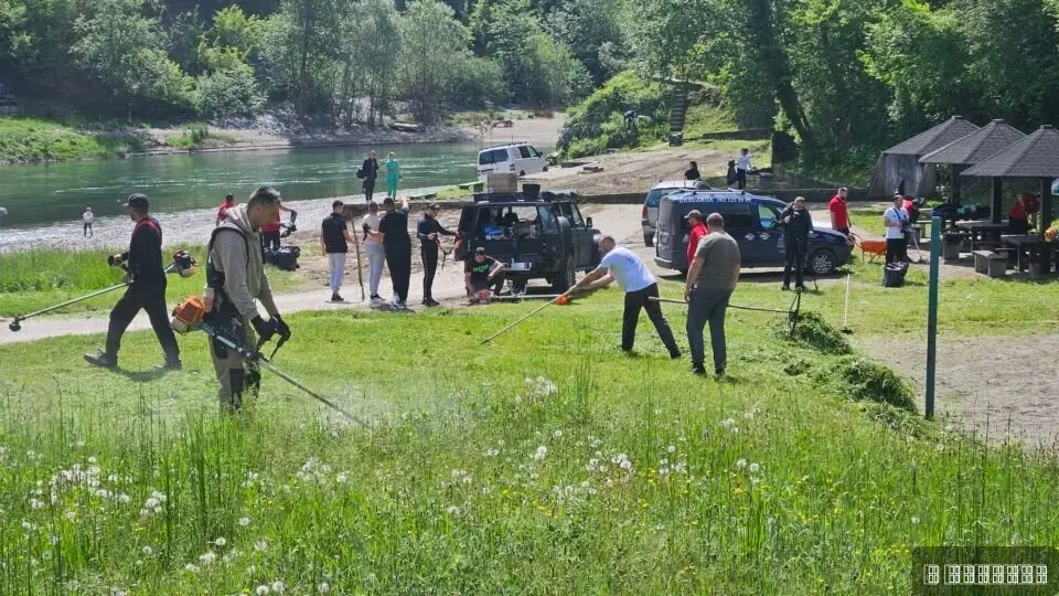 Bravo ljudi - ovako se vole svoj grad i reka: Prijepoljci se okupili i očistili čuvenu plažu pored Lima (FOTO)