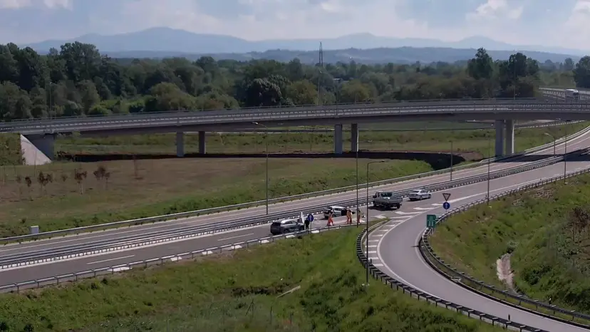 Nezgoda na auto-putu Miloš Veliki: Zatvorene preticajna i zaustavna saobraćajna traka u semru ka Čačku - vozači oprez