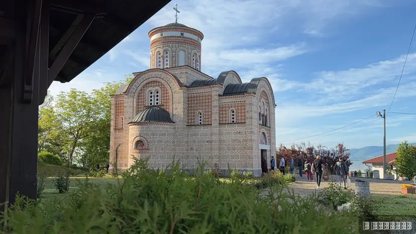Za nas je Đurđevdan najvažniji dan u godini: Prelepa slika ispred crkve na Ljubić brdu, roditelji sa decom došli da preseku slavski kolač (FOTO)(VIDEO)