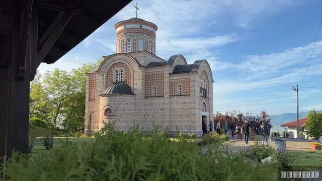 Veliki broj vernika u crkvi Svetog Lazara na Ljubić brdu, foto: RINA