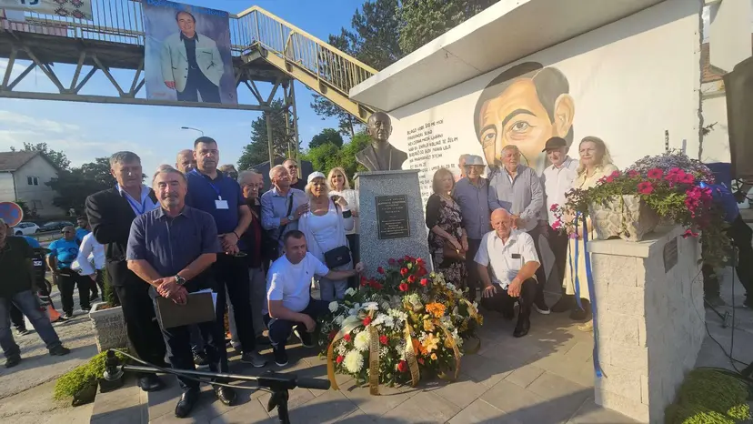 Velikan nikad neće biti zaboravljen: Dobrivoje Topalović dobio spomen-bistu u rodnoj Preljini, kolege ga ispoštovale (FOTO)