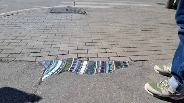 Nepoznati umetnik od rupe napravio mozaik, foto: RINA