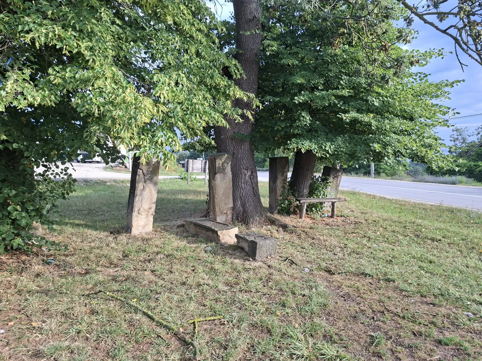 Tužna slika iz sela Lipnica kod Čačka: Još jedan spomenik krajputaš je pao - sa tim nestaje sećanje na naše pretke (FOTO)