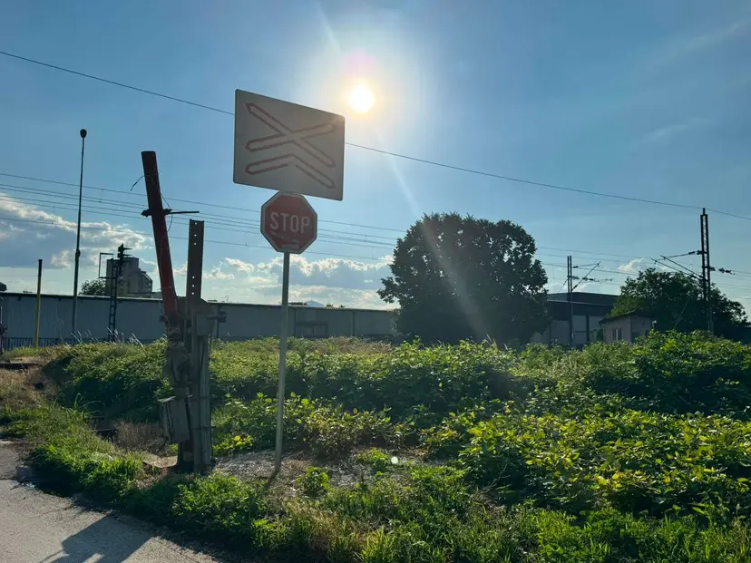 Čačani, veliki oprez na ovom pružnom prelazu: Rampa samo odjednom uklonjena, meštani kažu - nije bilo nikakvog obaveštenja (FOTO)