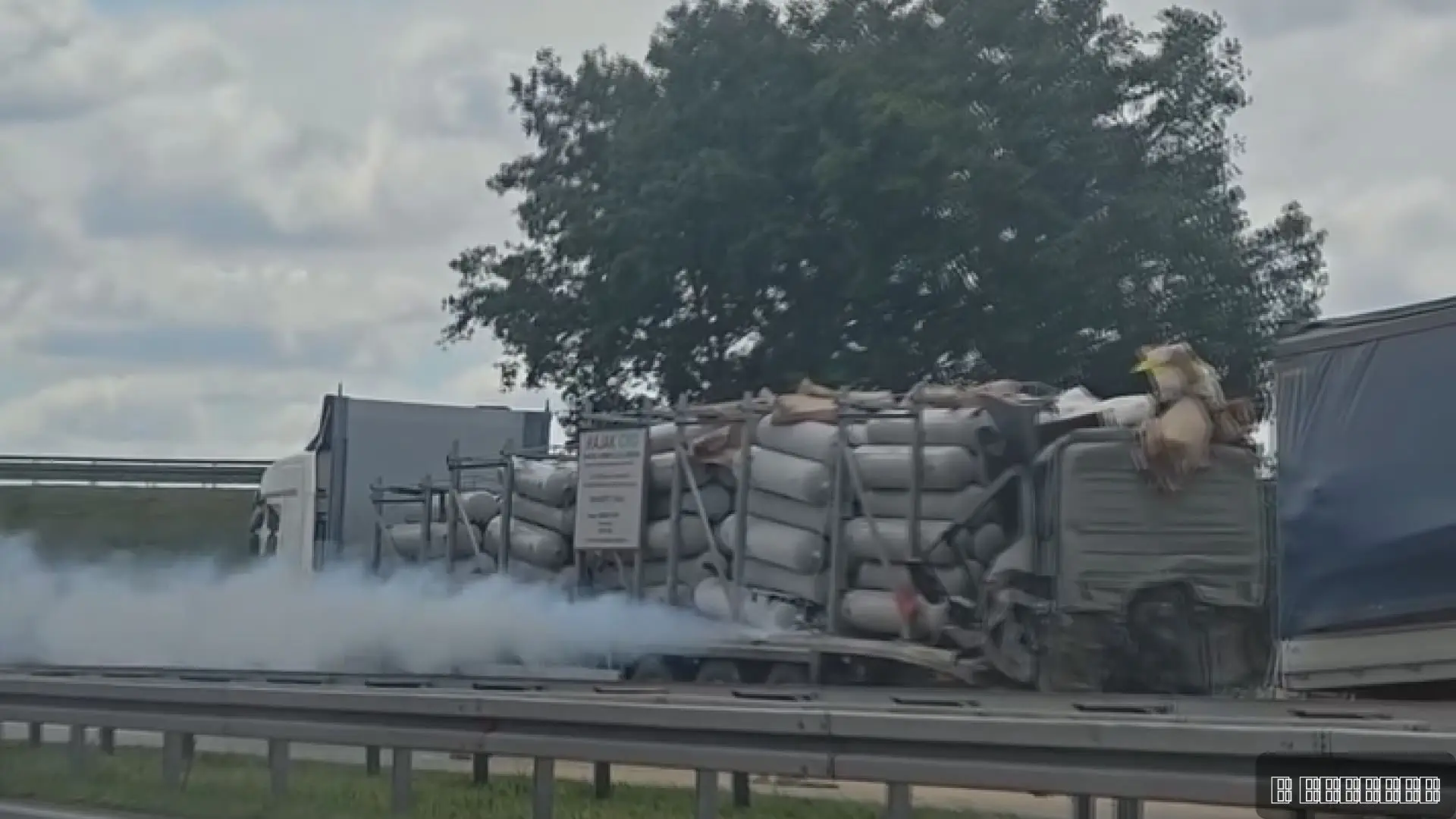 Vozač umro nakon jezivog udesa kod Stare Pazove: Bio zarobljen u smrskanoj kabini, a sve pretilo da eksplodira (FOTO)(VIDEO)