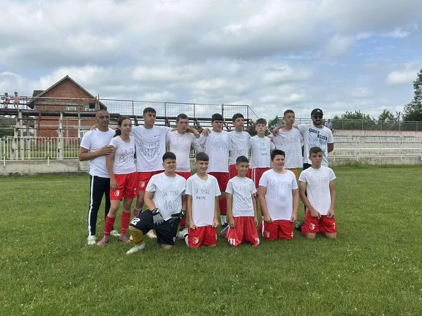 Za tebe Mitre! Dirljiva poruka na majicama dečaka iz FK Slatina - ne zaboravljaju druga koji je poginuo u prevrtanju traktora (FOTO)