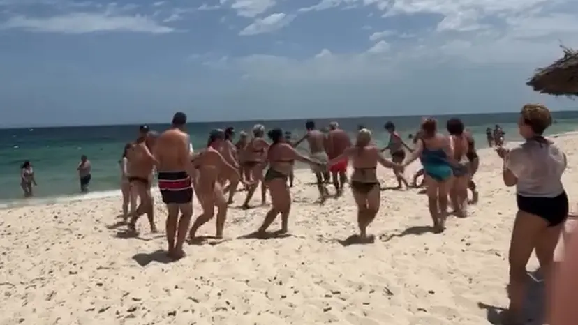 Neverovatne scene u Tunisu, ne zovu nas džabe nebeskim narodom: Srbi zaigrali "moravac" na jednoj od najleših plaža sveta (FOTO)(VIDEO)