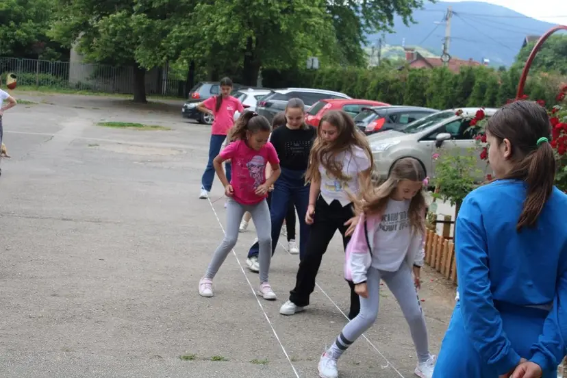 Kao nekada: Deca se igraju lastiša i klikera u dvorištu - lepa slika iz jedne škole u Čačku