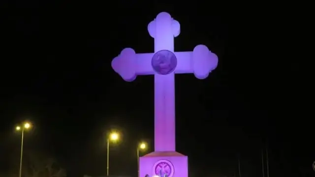 Simbol pravoslavlja zasijao ljubičasto/ Foto: Grad Kragujevac