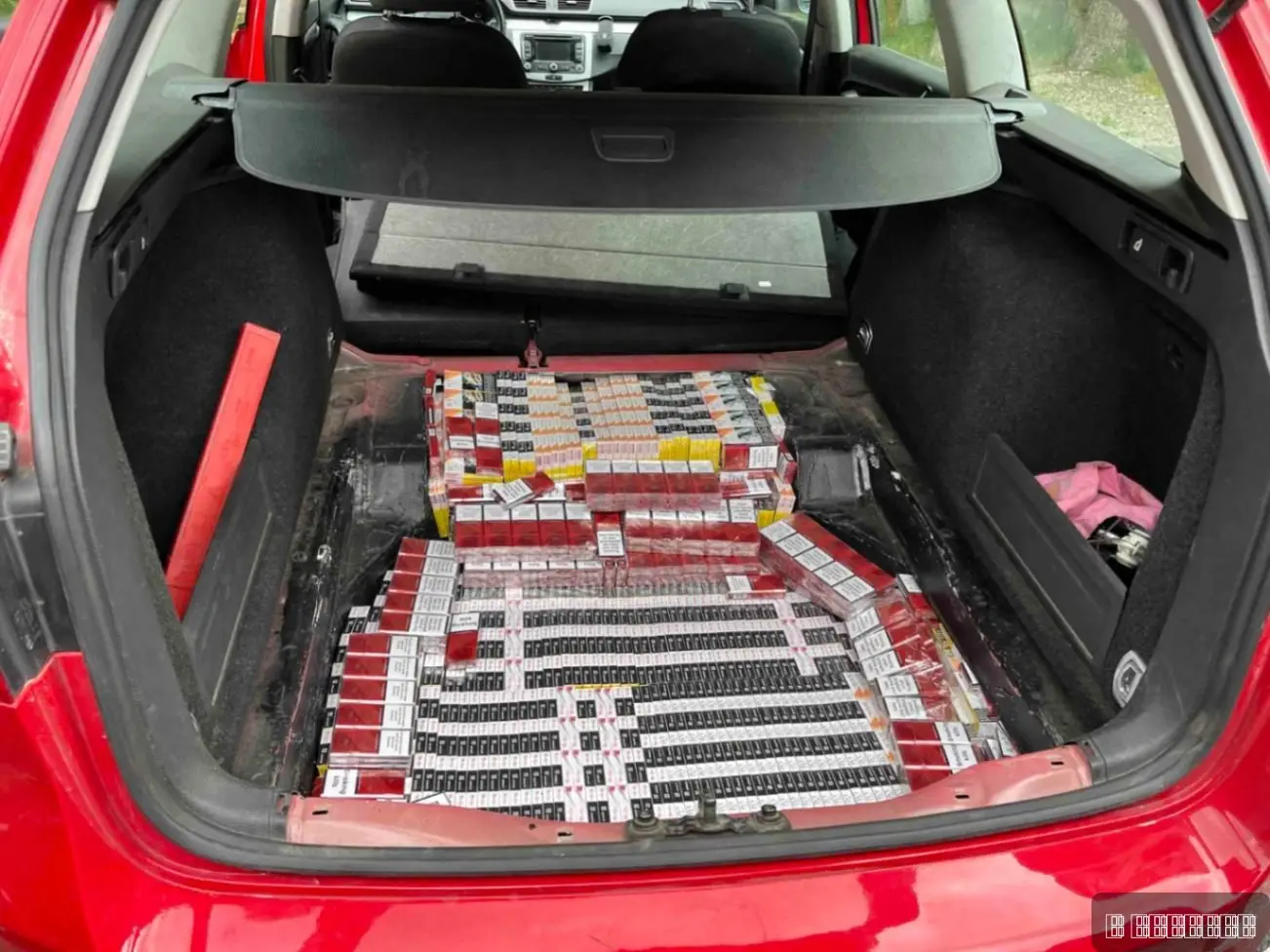 Mladić iz Novog Pazara uhapšen zbog šverca cigareta: U automobilu sa beogradskim tablicama pronađena dva tajna bunkera puna duvana (FOTO)
