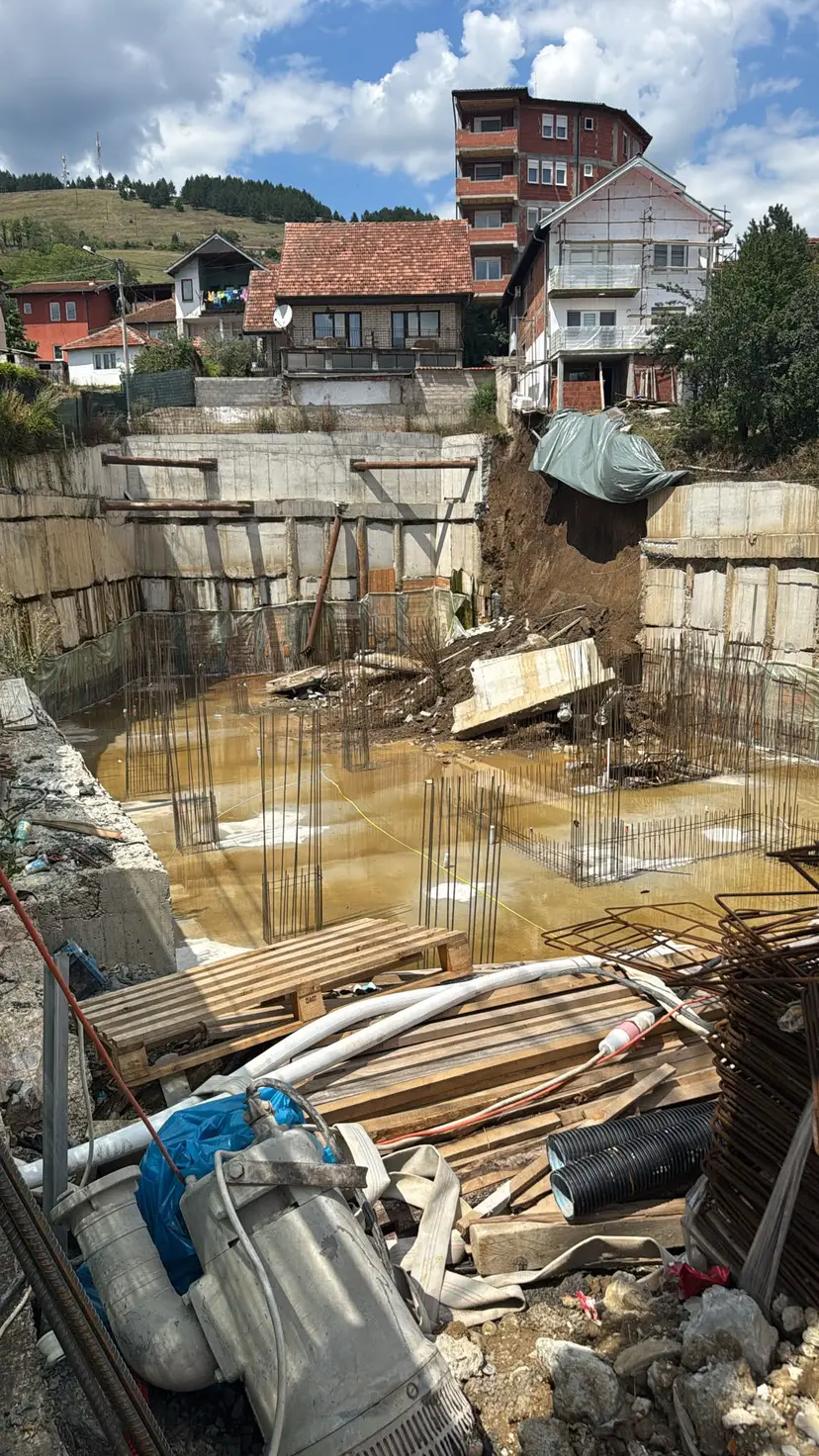 Drama na gradilištu u Novom Pazaru: Srušio se potporni zid, ugroženo više stambenih objekata (FOTO)