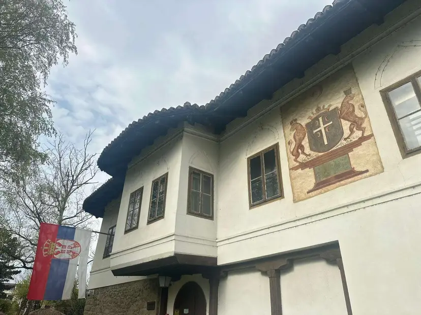 Ovako izgleda izvorni grb dinastije Obrenović: Nalazi se na zgradi muzeja u Čačku, sve više ljudi na njega obraća pažnju (FOTO)