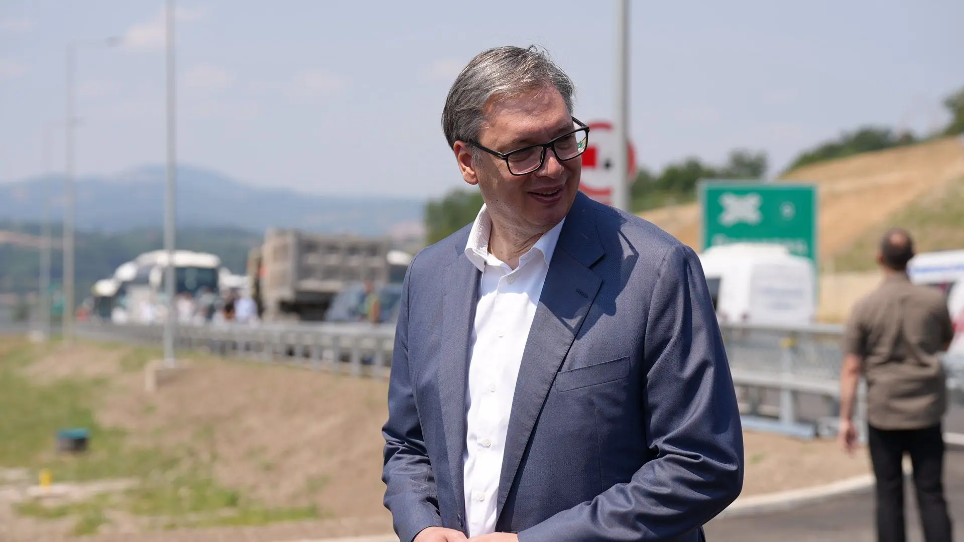 Ovo je nova istorija, ovo zbližava porodice i dovodi investitore: Vučić se prvi provozao najmodernijim auto-putem u Srbiji, ceo Moravski koridor do kraja godine  (FOTO)