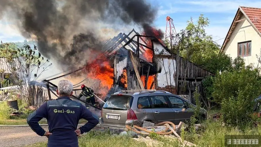 Drama u čačanskom selu: Gori pomoćni objekat u Gornjoj Gorevnici, meštani i vatrogasci zajedno u borbi sa vatrom (FOTO)