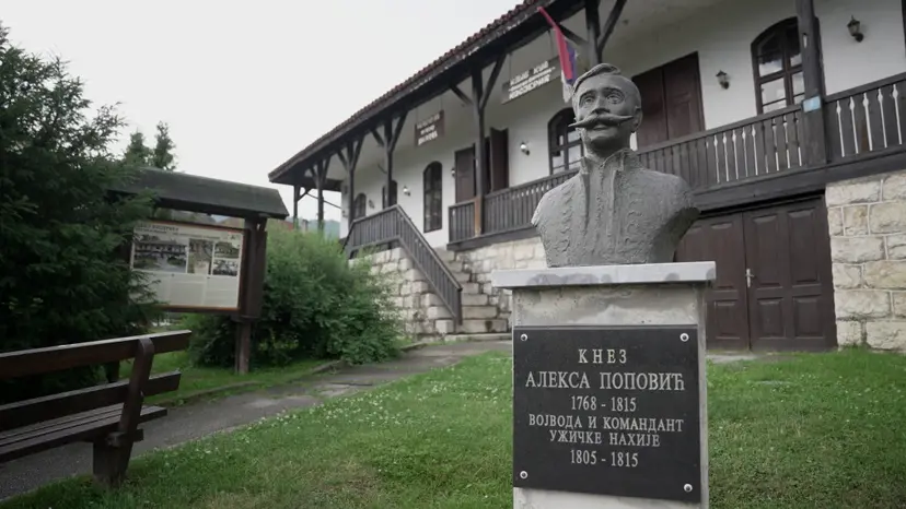 Knez Aleksa gleda ponosno i pravo: Ovo je prava istina o spomeniku iz Kosjerića koji se okreće - nakon 10 godina radi se rekonstrukcija biste (FOTO)(VIDEO)