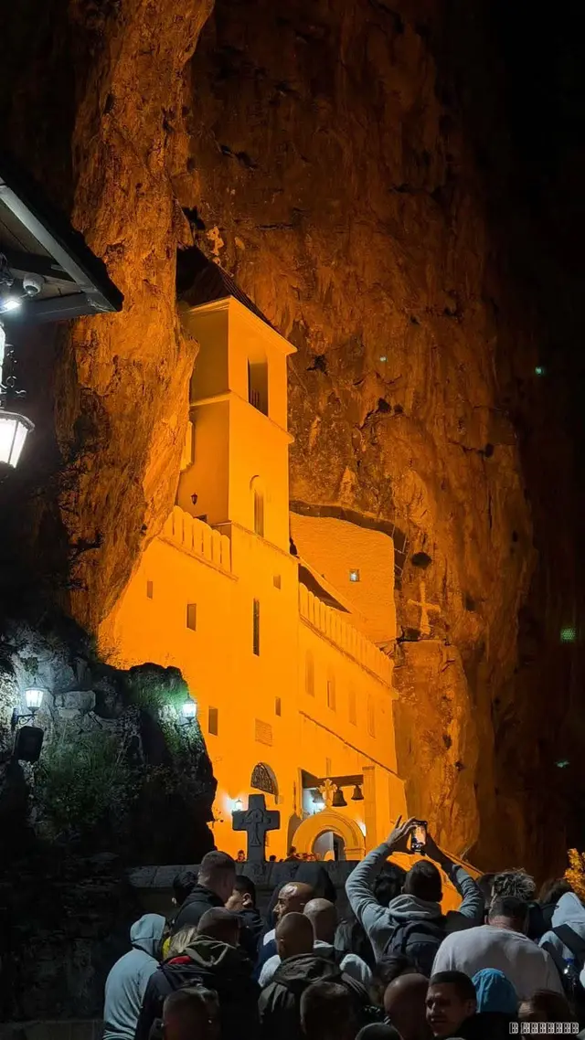 Hiljade vernika kod manastira Savetog Vasilija, foto: RINA
