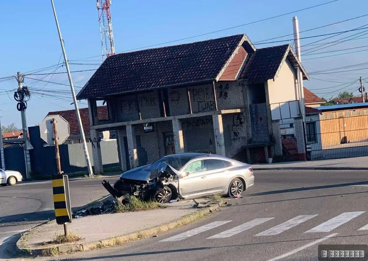 Izgubio kontrolu pa se zakucao u betonski stub: Teška nezgoda u Kraljevu, luksuzno vozilo sa prednje strane smrskano (FOTO)