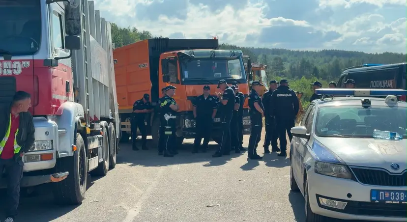 Neprospavana i teška noć za meštane: Telima čuvaju deponiju Goveđak, sa druge strane Sjenica se guši u smeću - neophodno hitno rešenje ekološkog problema