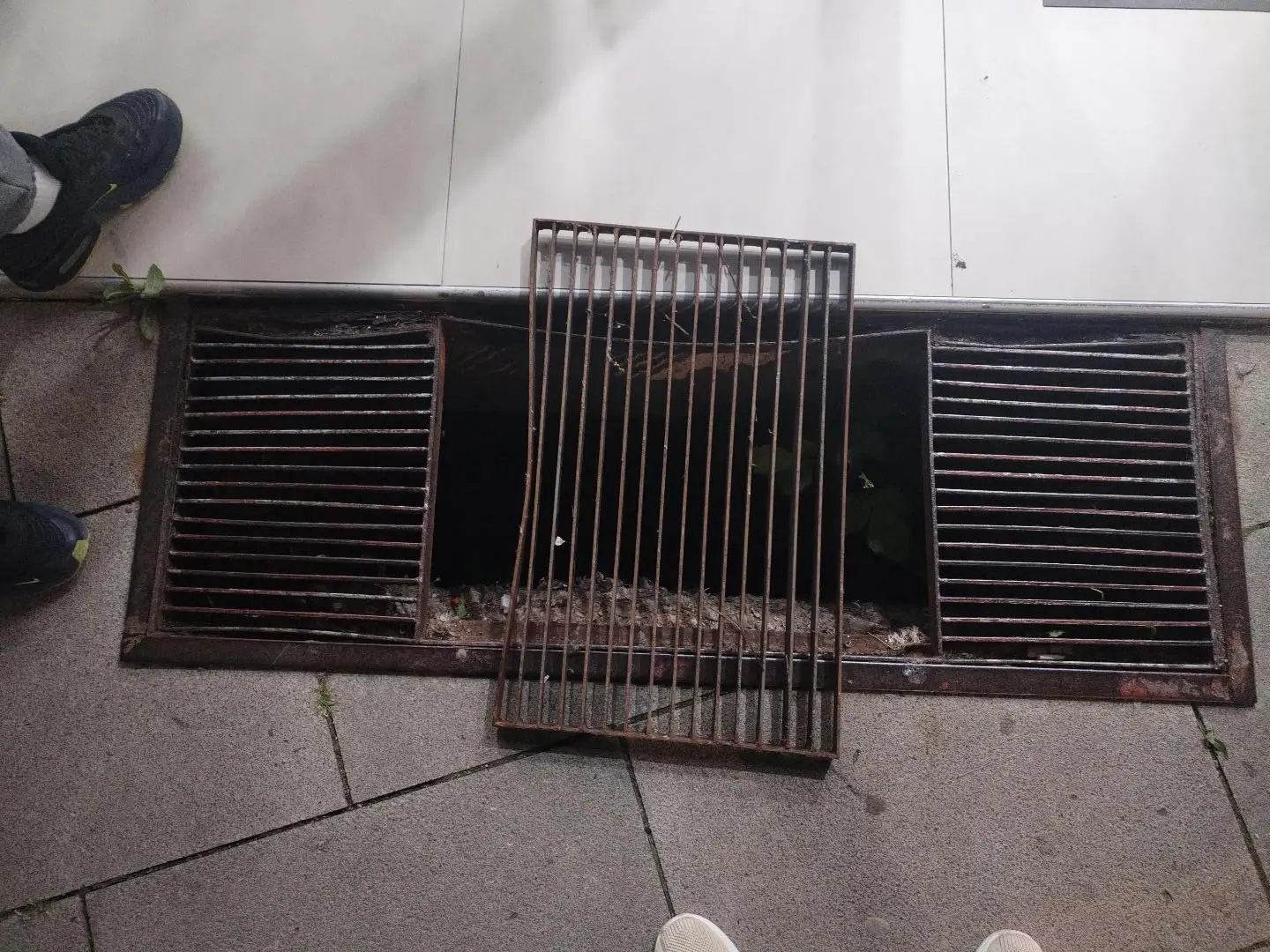 Umalo tragedija u centru Čačka: Vesna upala u otvorenu šahtu na Gradskom trgu, strahuje šta bi bilo da je dete nastradalo (FOTO)