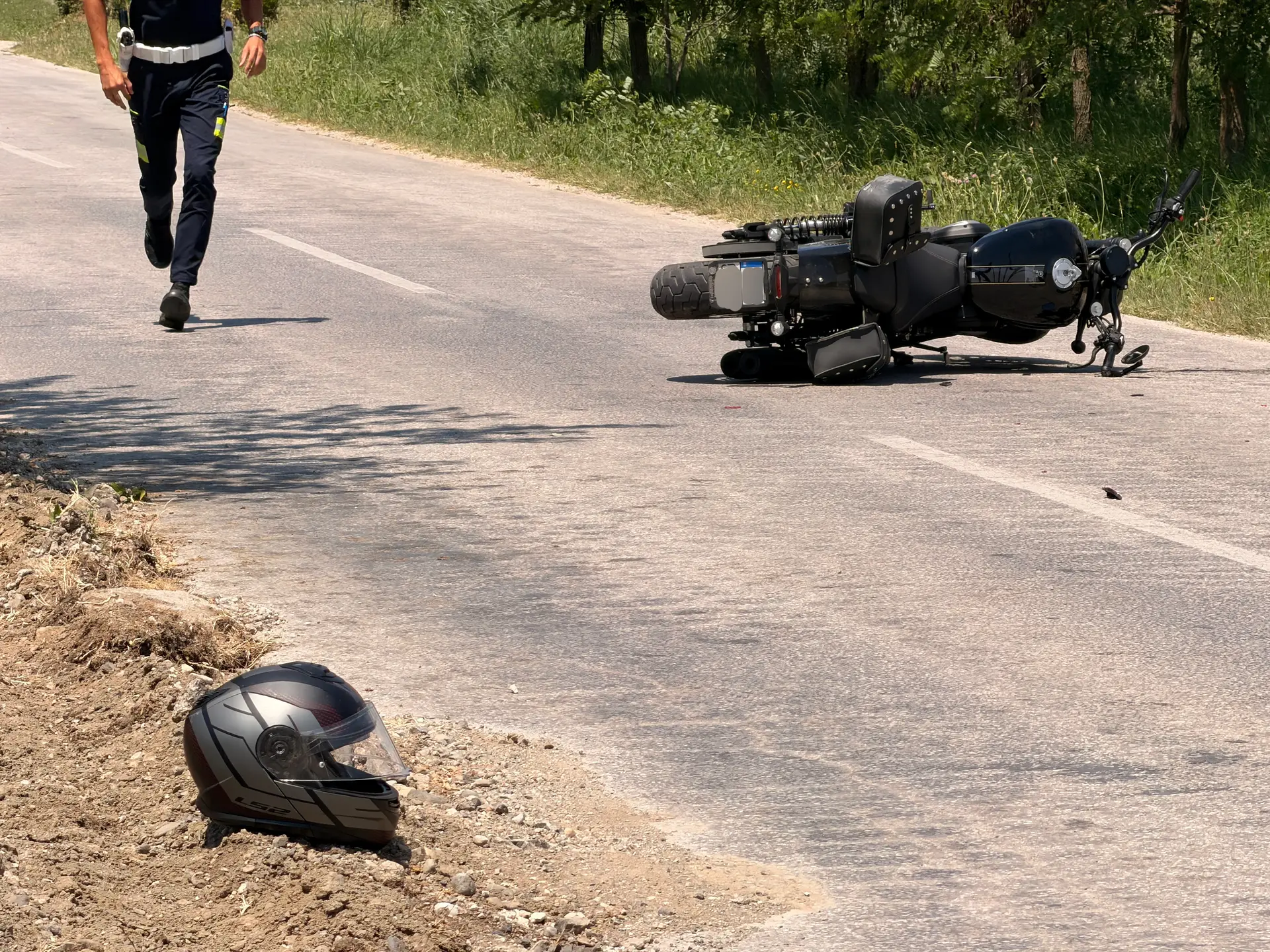 Od siline udara vozač pao na zemlju, odvezla ga Hitna pomoć: Težak sudar motora i automobila u selu Gornja Gorevnica kod Čačka (FOTO)(VIDEO)