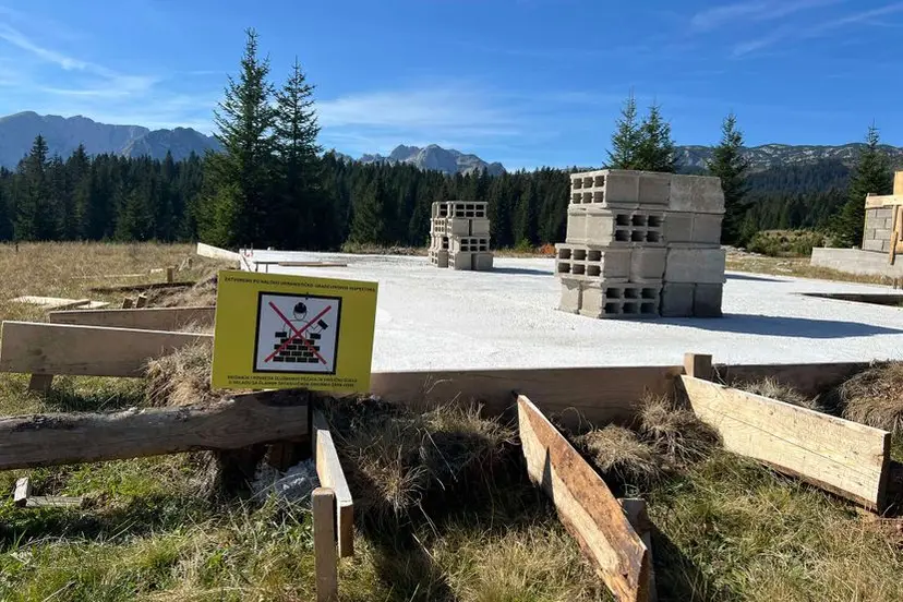 Masovno gradili vikendice bez papira, pa dobili krivične prijave: Policija se obračunava sa nelegalnim graditeljima na Žabljaku (FOTO)