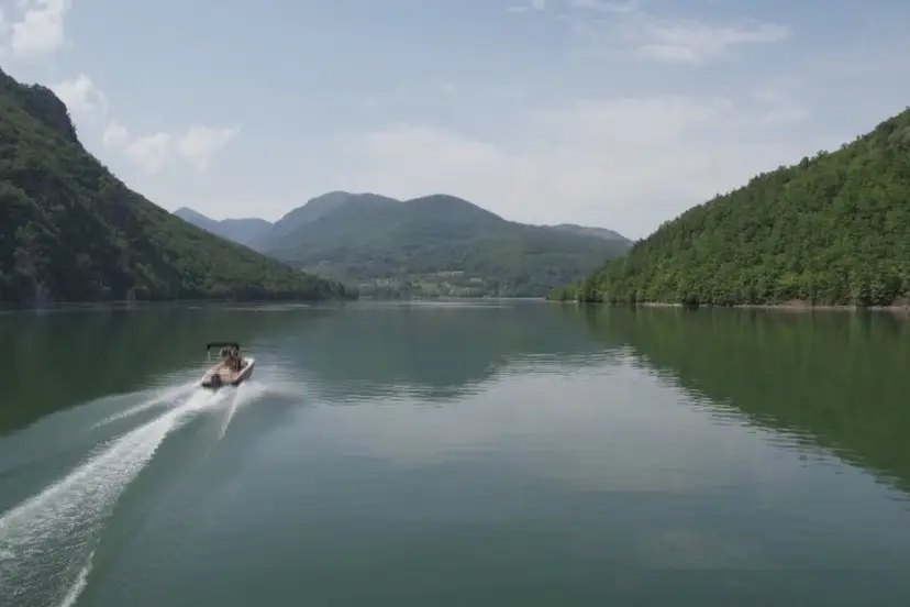 Zablistaće srpski Maldivi: U pauzi takmičenja sportisti čiste jezero Perućac