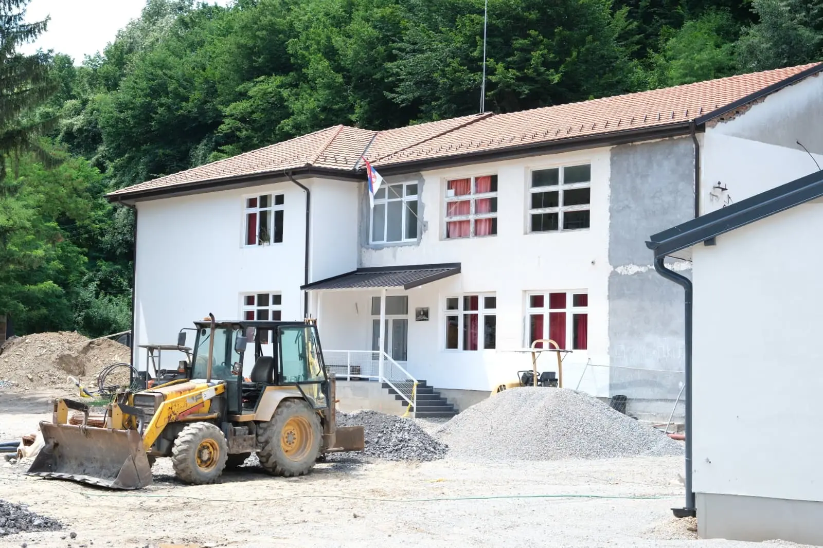 Najlepša slika iz srpskog sela danas stiže iz Kostajnika: Preko 50 mališana dobija novu savremenu zgradu škole, a stiglo i vozilo koje će da vozi decu na nastavu (FOTO)