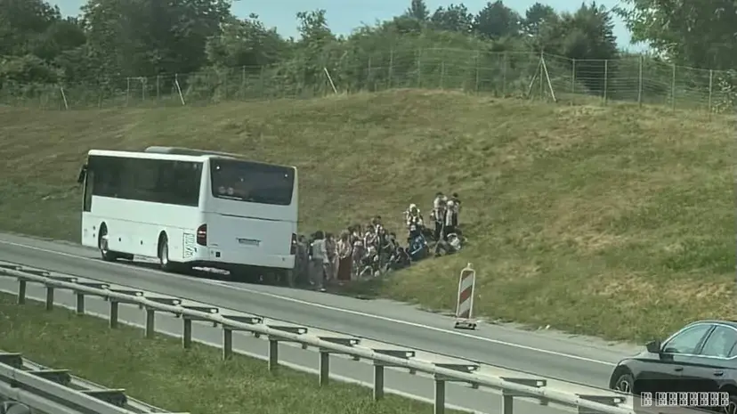 Autobus pun dece ostao u kvaru kod isključenja za Bešku: Vozači upozoreni na dodatni oprez na autoputu između Novog Sada i Beograda (FOTO)