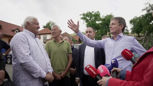 Glišić u poseti porodici Gerzić u Viči  Foto RINA