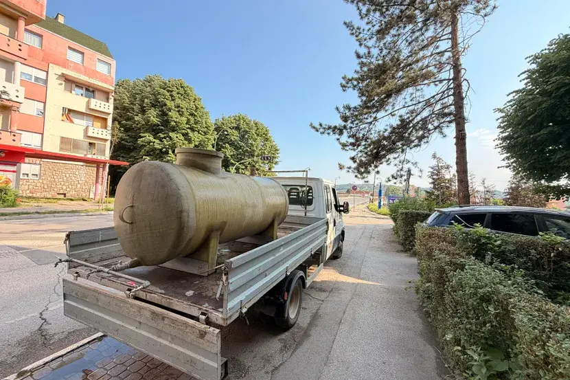 Hitan apel za građane Bajine Bašte: Cisterna sa pijaćom vodom postavljena u centru grada, tropski talas uzima svoj danak