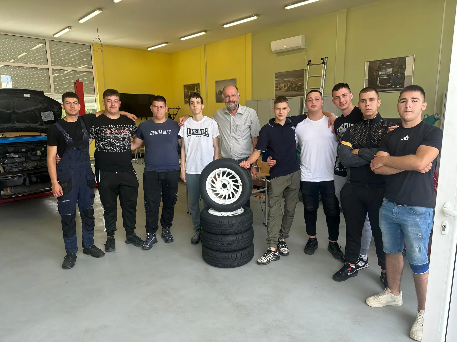 Prvo smo hteli da kupimo juga, al onda smo imali para taman za točkove: Ovo su čačanski maturanti o kojim priča Srbija, oduševili profesora neobičnim poklonom (FOTO)