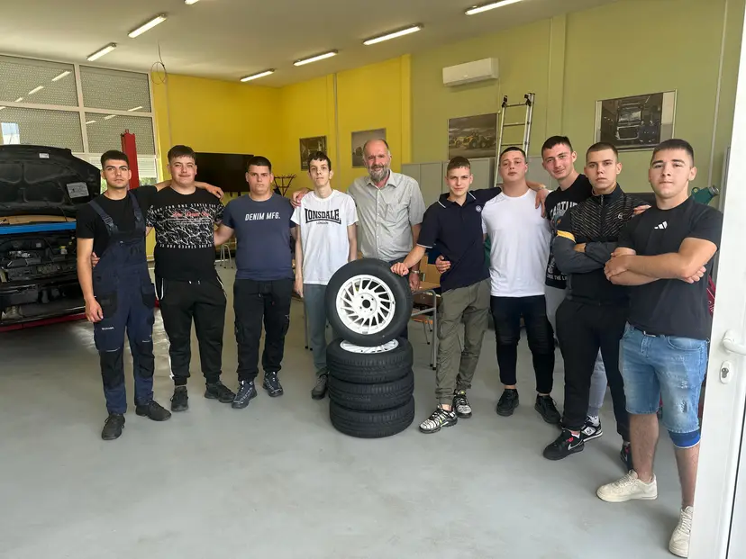 Prvo smo hteli da kupimo juga, al onda smo imali para taman za točkove: Ovo su čačanski maturanti o kojim priča Srbija, oduševili profesora neobičnim poklonom (FOTO)