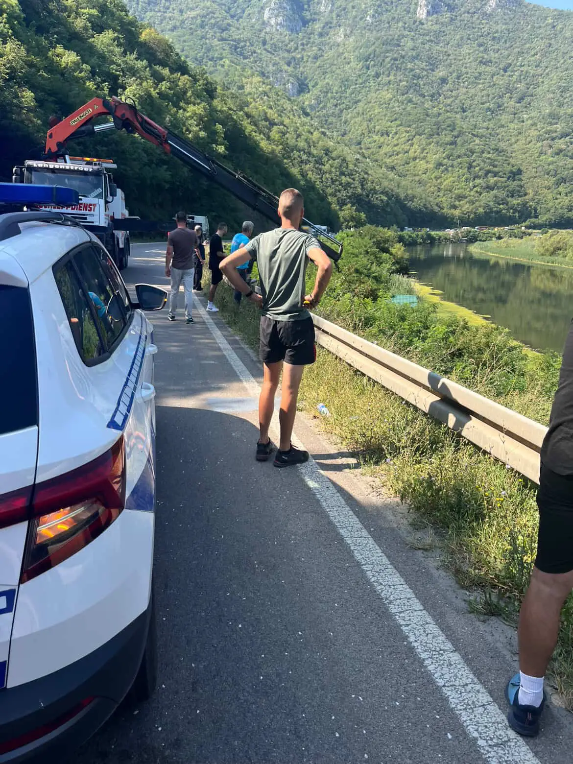 Vozilo sletelo u jezero Međuvršje: U toku izlačenje - ovo je slika sa lica mesta (FOTO)(VIDEO)