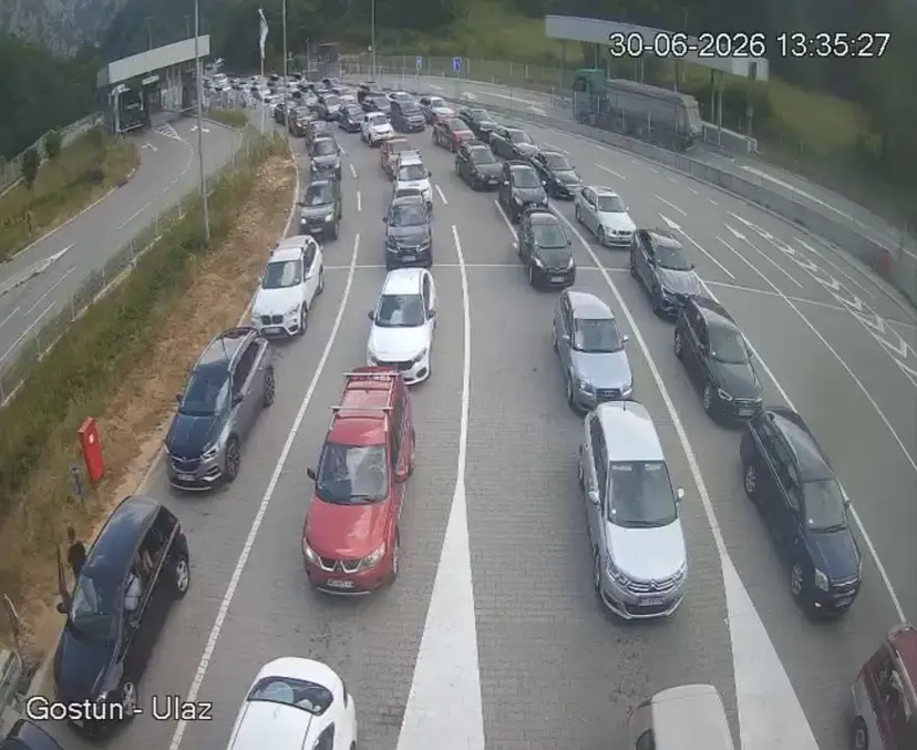 Kolaps na Gostunu: Ogromna kolona vozila na ulazu u Srbiju, automobili čekaju u tri trake (FOTO)