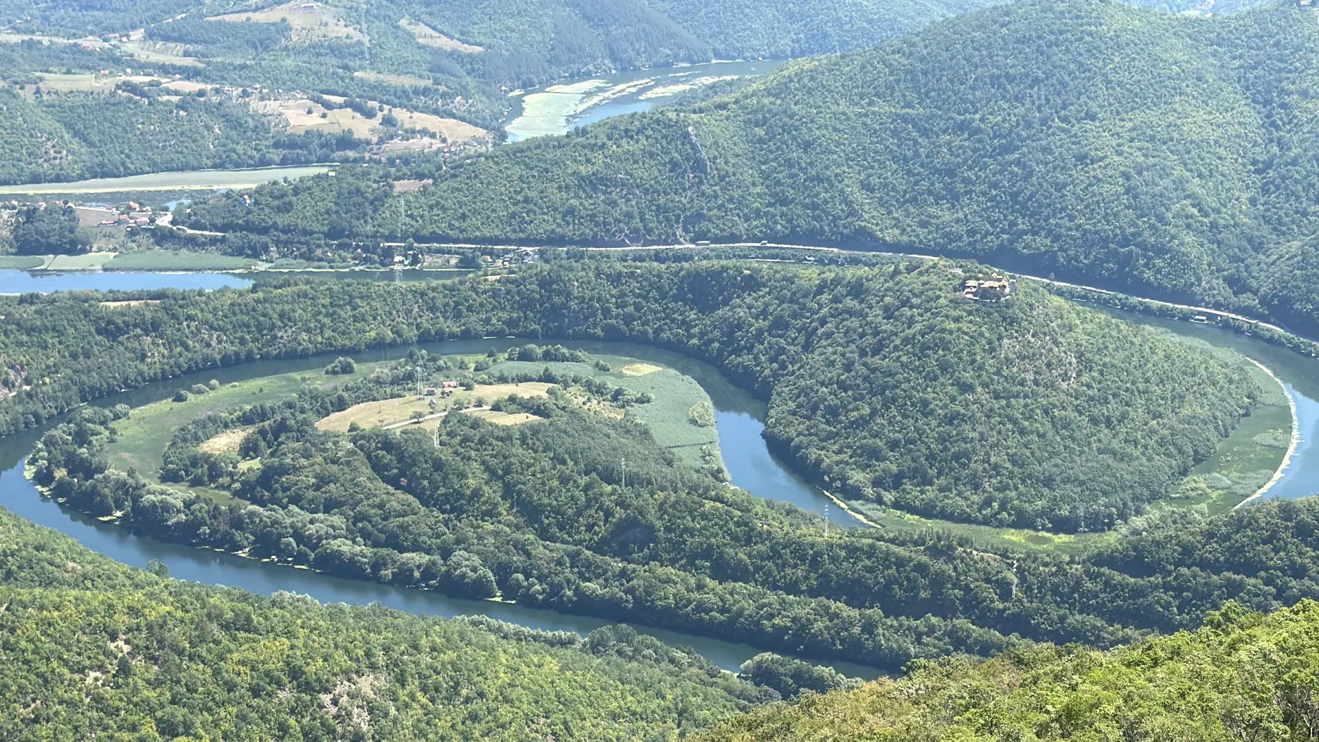 Herojski podvig vatrogasaca kod manastira Preobraženje: Monasi spasavali dete sa litice visoke 15 metara, vatrogasci uspešno okončali dramatičnu akciju
