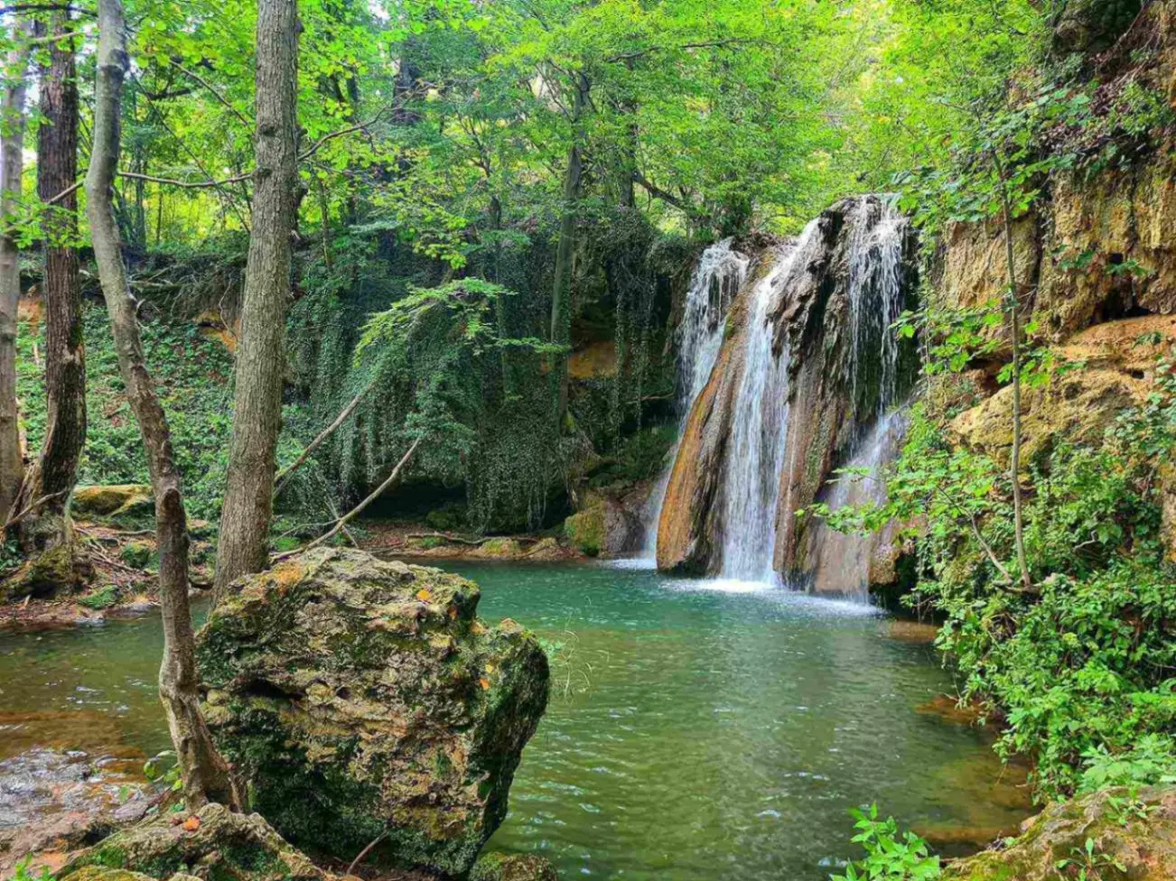 Ovo nije Bali - ovo je Srbija: Nestvarna lepota na istoku, vodopad Blederija visok osam metara i tirkizno jezero sve popularnija destinacija (FOTO)