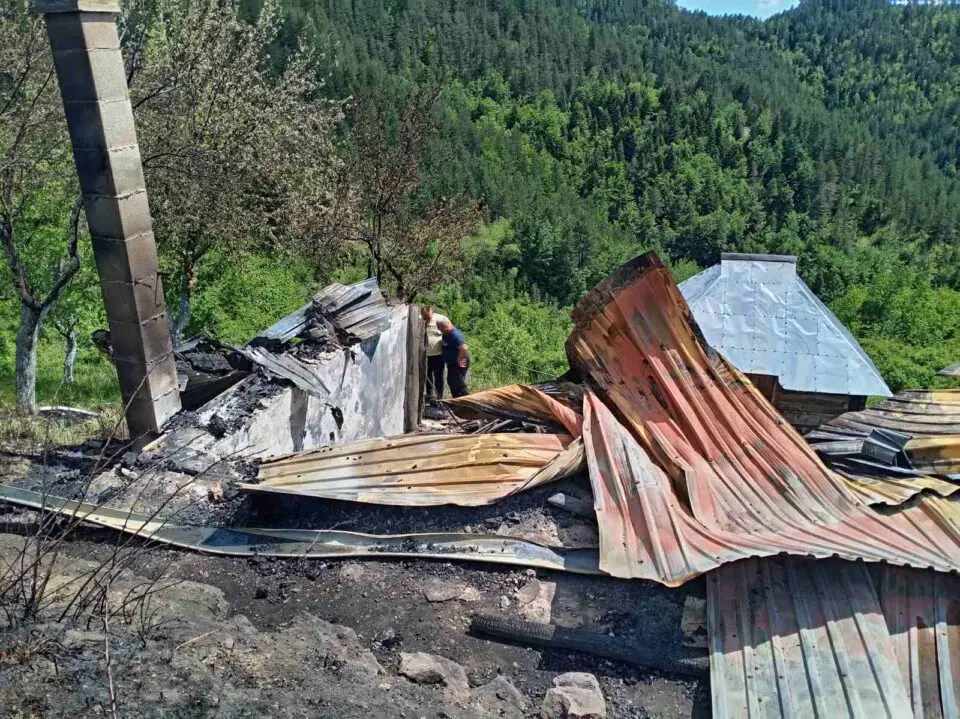 Sve je izgorelo za pet minuta, jedva smo izvukli živu glavu: Požar progutao kuću porodice Jarčević, sakrili se u automobil (FOTO)