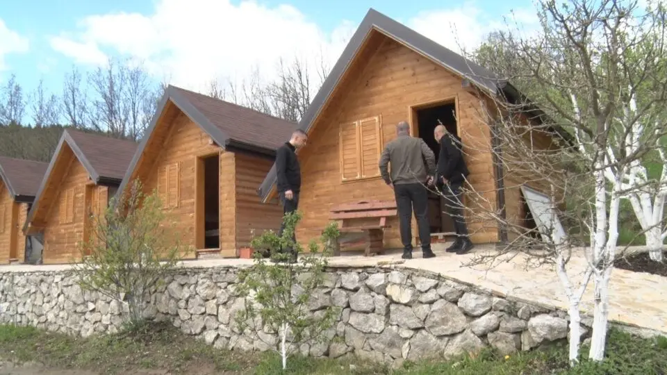 Etno naselje niče pored velike svetinje: Devet brvnara gradi se kod manastira Mileševa - biće to novi adut prijepoljskog turizma